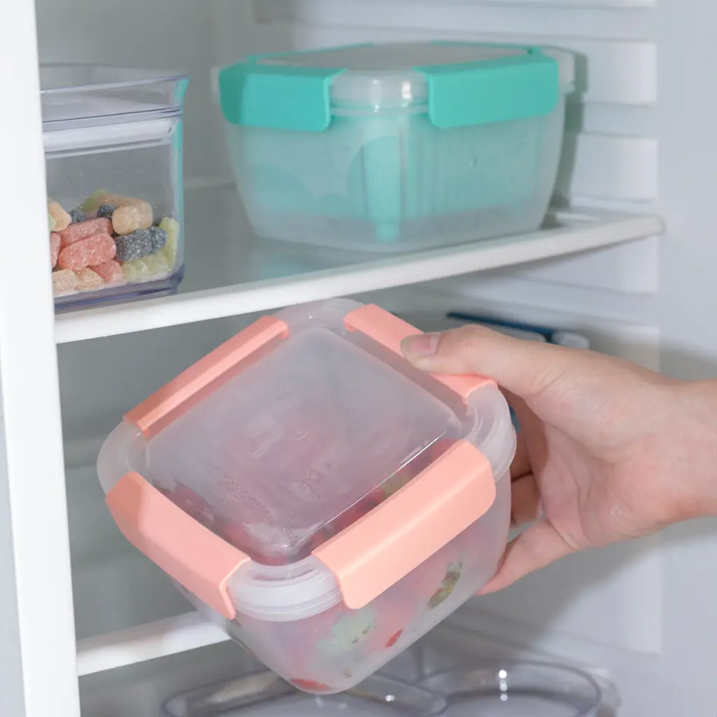 vague-plastic-square-food-container-strainer-1-5-liter-lifestyle-2.jpg