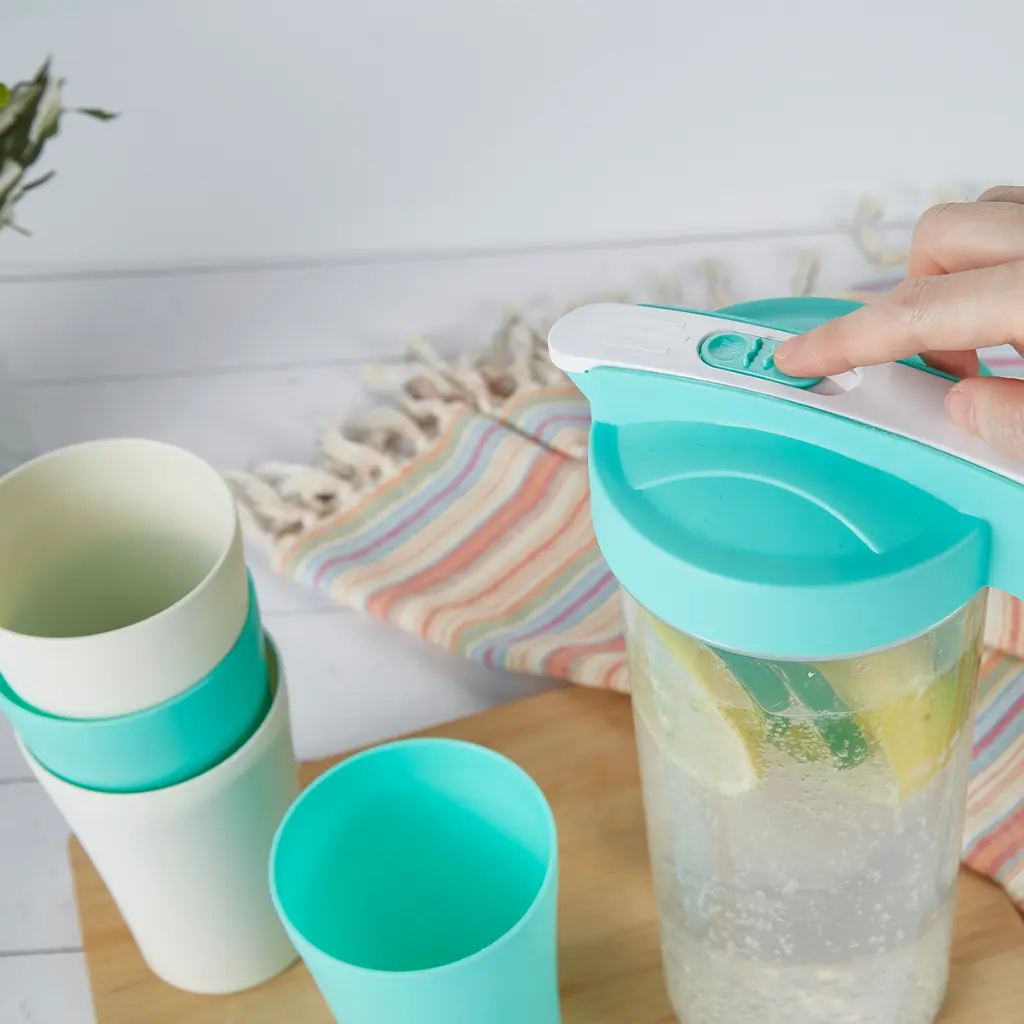 vague-plastic-pitcher-1-6-liter-4-cups-set-lifestyle-4.jpg