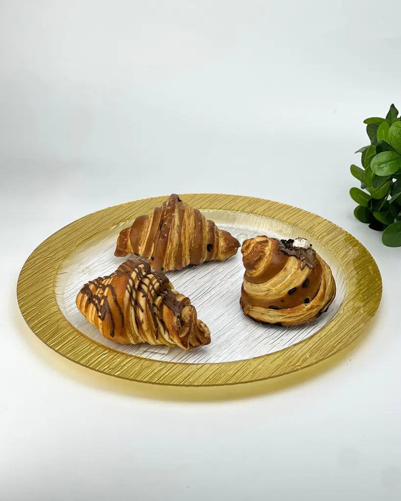 vague-round-acrylic-serving-tray-golden-rim-bark-design-lifestyle-3-40-cm.jpg