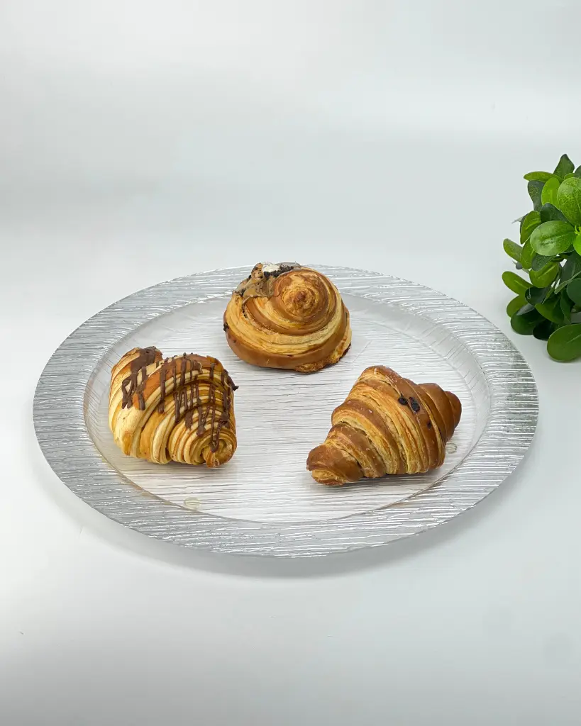 vague-round-acrylic-serving-tray-silver-rim-bark-design-lifestyle-2-40-cm.jpg