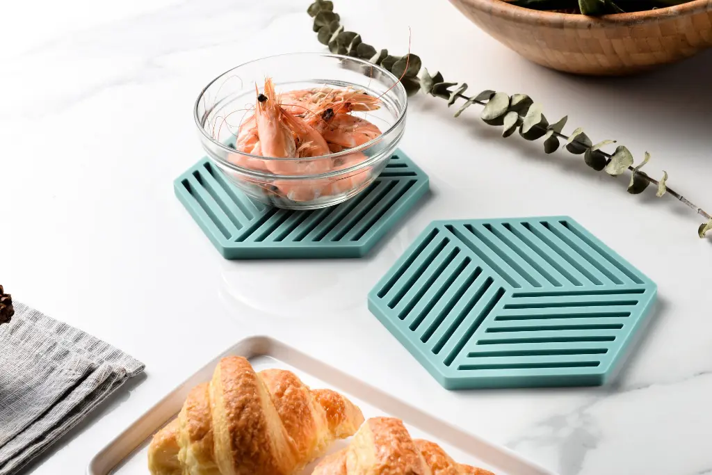 vague-silicone-round-non-skid-insulated-mat-green-15-8cm-lifestyle-3.jpg