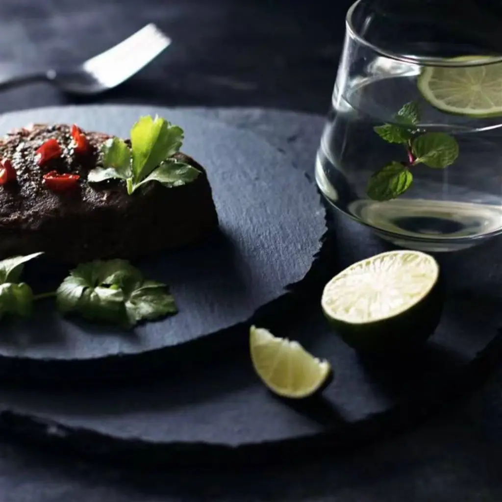 vague-round-slate-serving-board-30x0-7cm-lifestyle-5.jpg