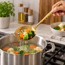 vague-stainless-steel-gold-skimmer-27-cm-lifestyle-1.jpg