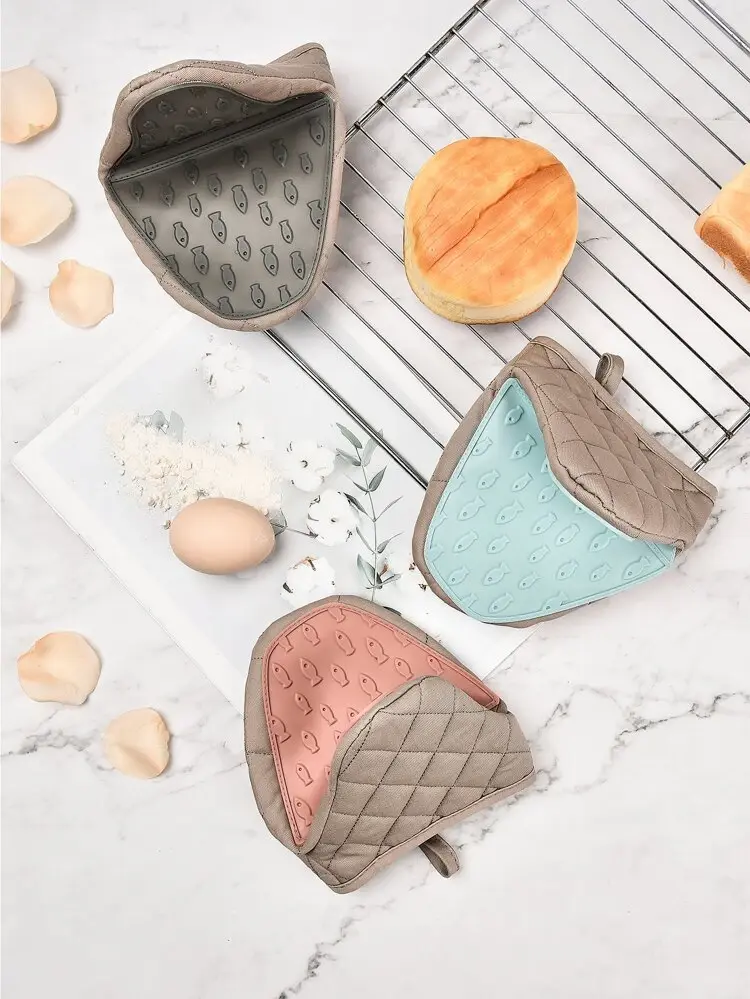 vague-silicone-oven-mitts-blue-grey-14x14cm-lifestyle-4.jpg